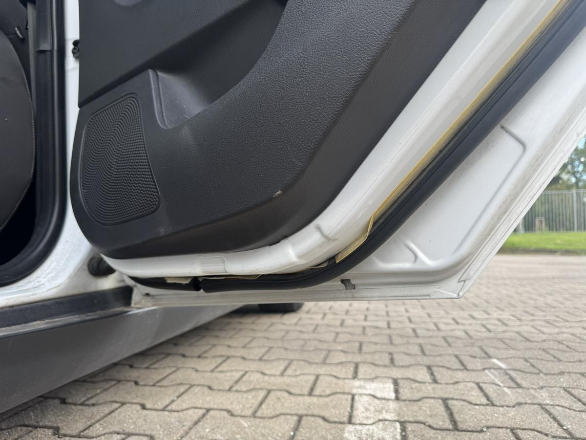 Ford Focus 3 original T&uuml;r hinten rechts Frost Wei&szlig; Kombi Rohbau Bj.2012